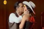Christian Nodal y Ángela Aguilar ya no ocultan su amor; así fue su beso durante un concierto