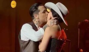 Christian Nodal y Ángela Aguilar ya no ocultan su amor; así fue su beso durante un concierto