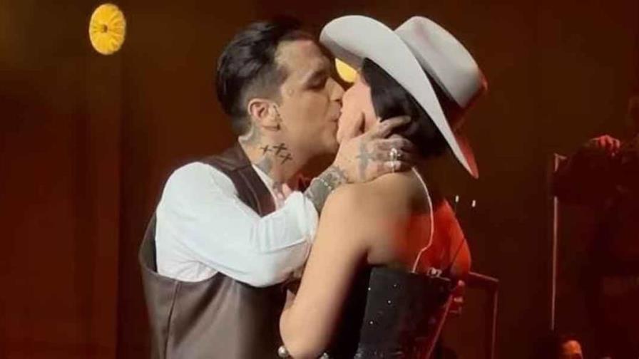 Christian Nodal y Ángela Aguilar ya no ocultan su amor; así fue su beso durante un concierto