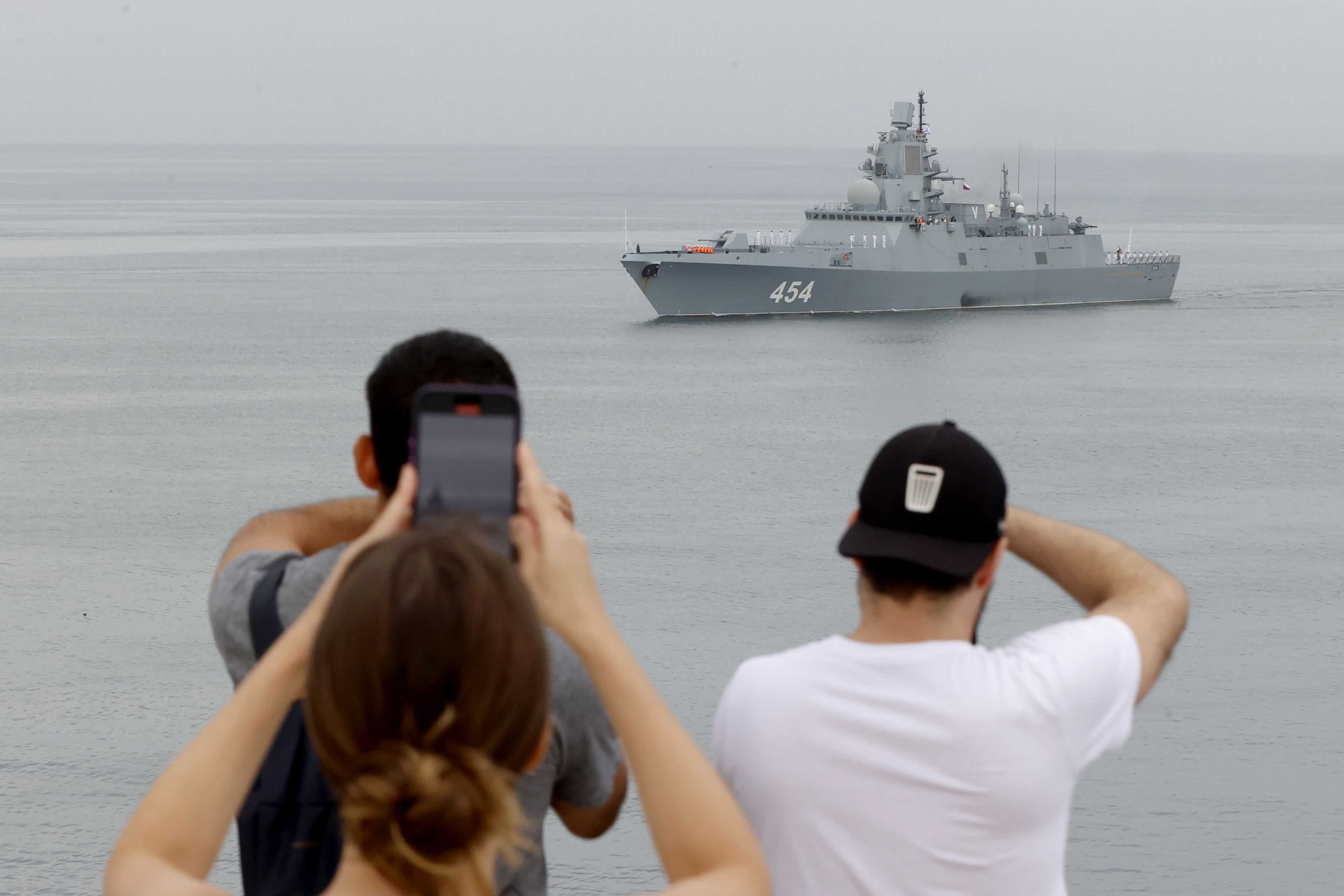 Personas observan la llegada de uno de los barcos pertenecientes a la flotilla de la Marina de Guerra de Rusia este miércoles, en la Habana, (Cuba). Una flotilla de la Marina de Guerra de Rusia que incluye una moderna fragata y un submarino de propulsión nuclear llegó en la mañana de este miércoles a La Habana dentro de una visita programada que ha generado gran expectación por su significación geopolitica.