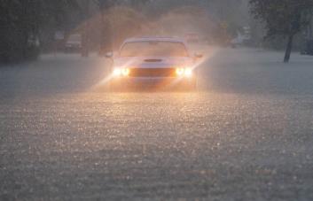Inundaciones y vuelos cancelados en Florida dejan lluvias que no cesarán hasta el sábado
