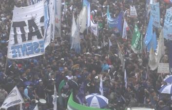 Protestas en Argentina mientras Senado discute reformas clave para el gobierno de Milei