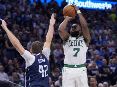 Los Celtics plantan su bandera en Dallas y acarician el anillo