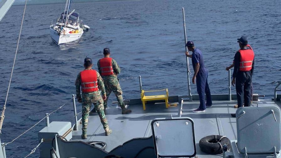 Armada Dominicana rescata dos estadounidenses de un velero a la deriva en Samaná