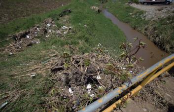 Atribuyen a mala práctica humana la riada que dejó un muerto y pérdidas en el agro en Constanza
