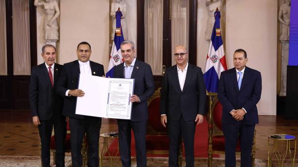 Abinader encabeza entrega de certificación quinquenal a 49 instituciones de educación superior