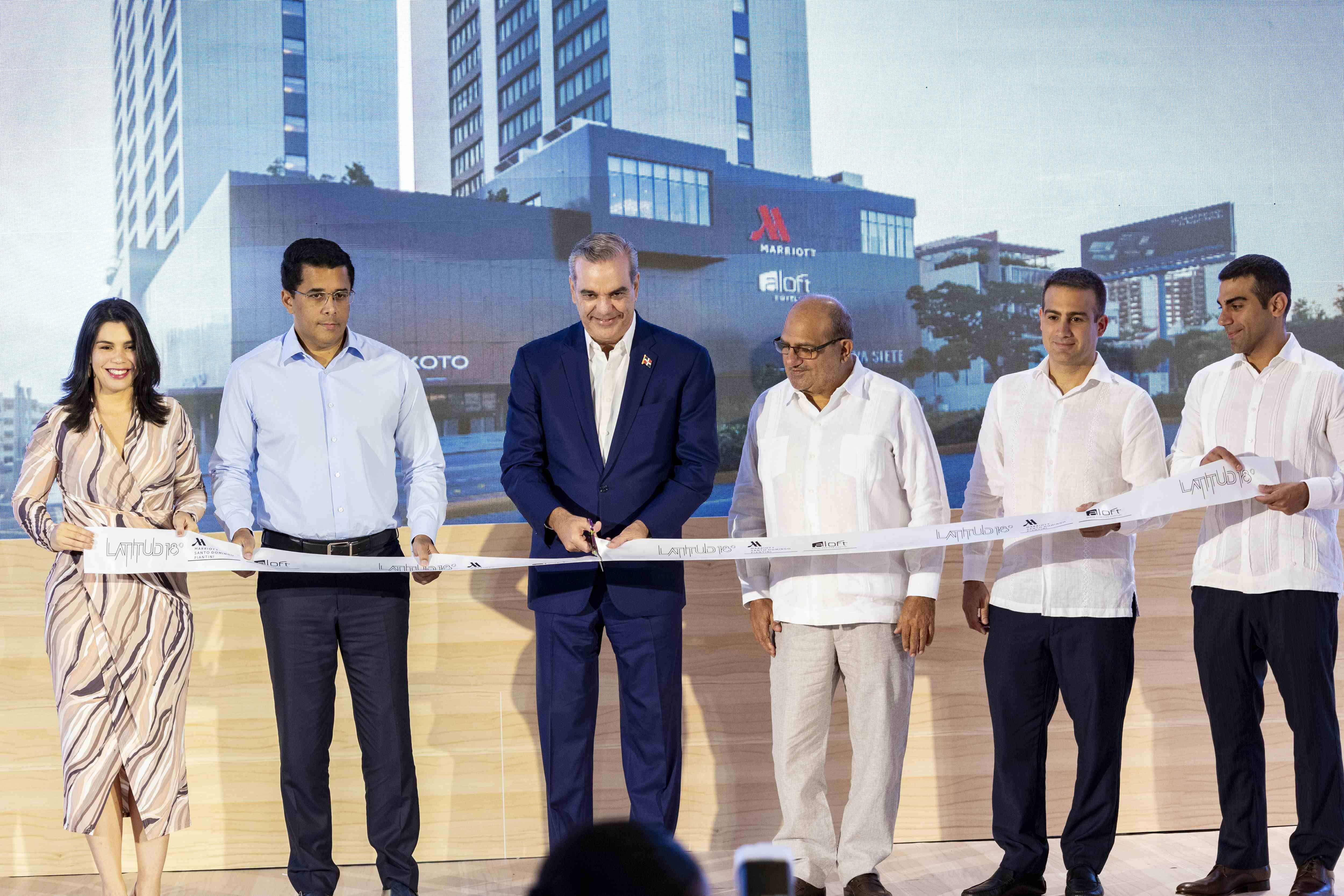 El presidente Luis Abinader corta la cinta que deja inaugurada el nuevo hotel.