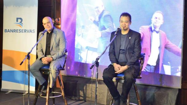 Alex Bueno celebra en Santiago 40 años en el arte con concierto sinfónico