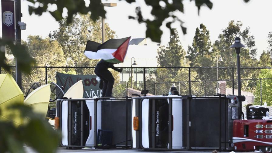 Manifestantes propalestinos causan daños en edificio de Cal State en LA