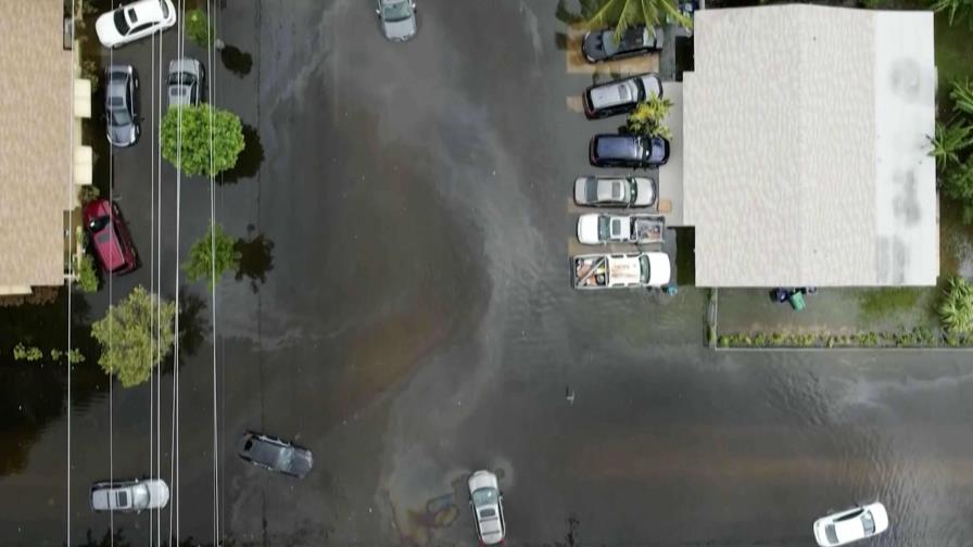 Inundaciones en Florida obligan a cancelar vuelos, dejan autos varados en calles anegadas