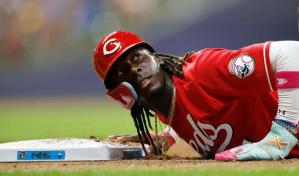 En Grandes Ligas encuentran la forma de frenar a De la Cruz en las almohadillas