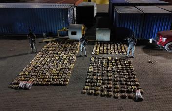 Arrestan dos hombres durante decomiso de más de mil libras de marihuana en Puerto Haina Oriental