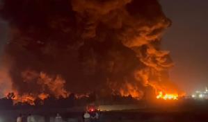 Poderoso incendio en una refinería de petróleo iraquí causa una decena de heridos