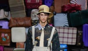 Moschino presenta en Milán su primera colección masculina firmada por Adrian Appiolaza