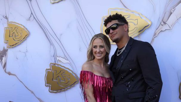 Chiefs reciben anillos de campeones del Super Bowl, con referencia a Tom & Jerry