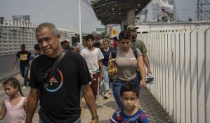 Tras las nuevas restricciones, menos migrantes pueden pedir asilo en la frontera de EE.UU.