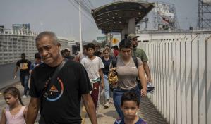 Los arrestos en la frontera sur de Estados Unidos bajan a niveles de enero de 2021