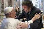 El papa y Milei se abrazan al encontrarse en la cumbre del G7 en Italia