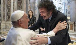 El papa y Milei se abrazan al encontrarse en la cumbre del G7 en Italia