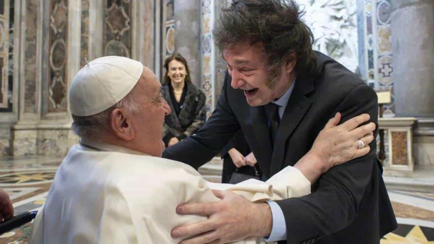 El papa y Milei se abrazan al encontrarse en la cumbre del G7 en Italia