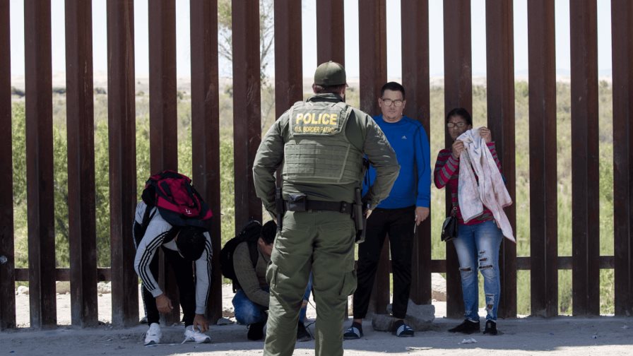Detenciones de migrantes en la frontera de EE. UU. se redujeron un 10% tras restricciones