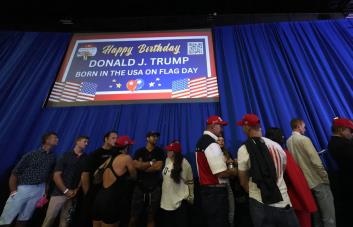 Cumpleaños 78 de Trump se vuelve una exhibición de lealtad de seguidores y colegas republicanos