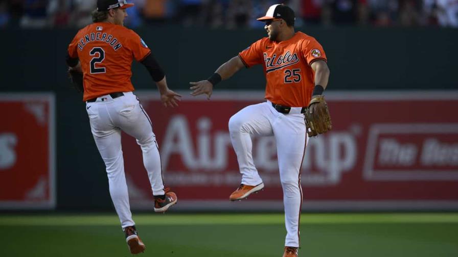 Santander pega 2 jonrones y empuja 4 carreras en triunfo 6-2 de Orioles ante Filis