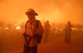 Fuertes vientos y terreno difícil dificultan combate a gran incendio en Los Ángeles