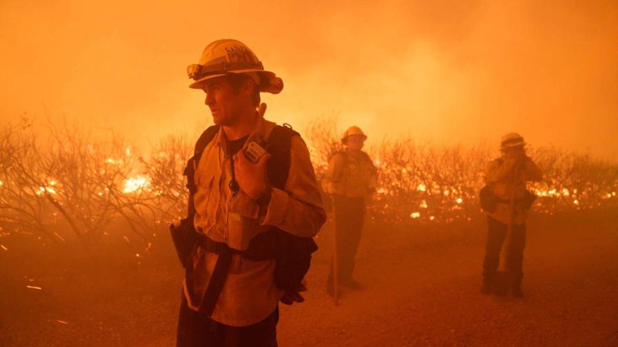 Fuertes vientos y terreno difícil dificultan combate a gran incendio en Los Ángeles