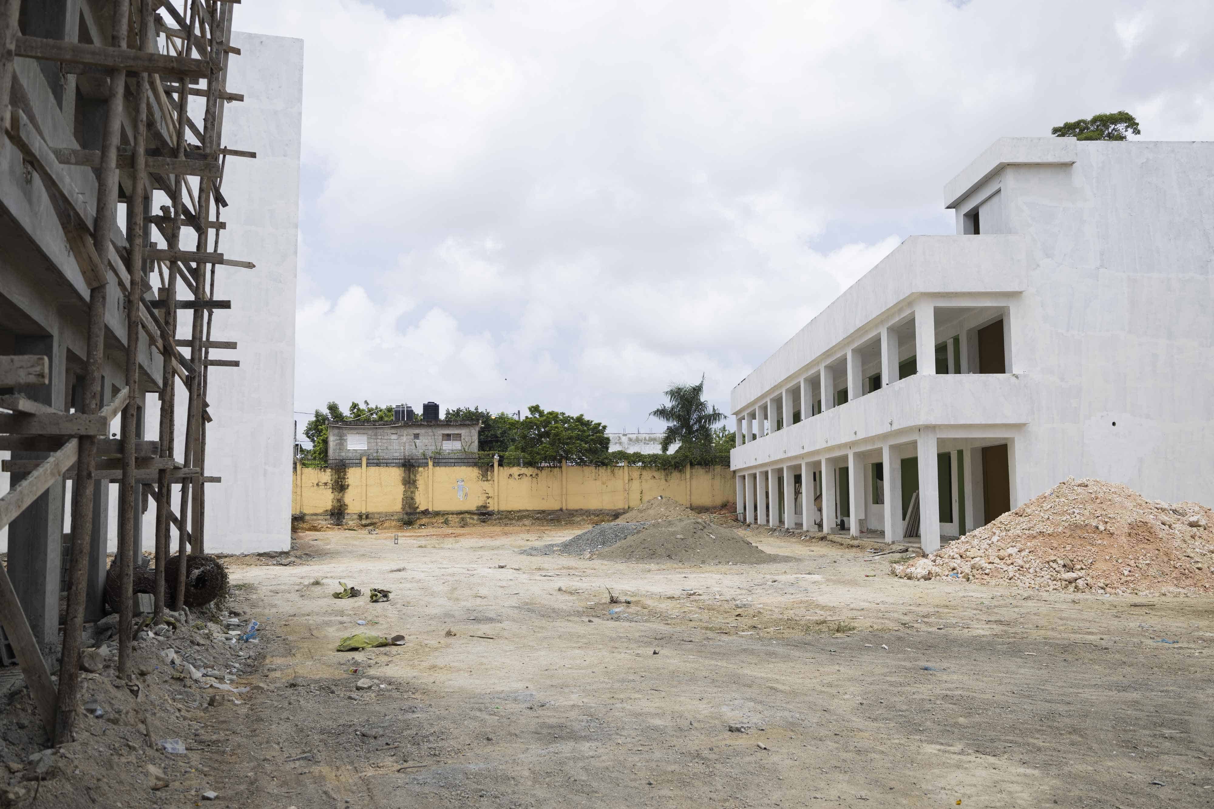 Escuela Fray Ramón Pané aún en construcción. 