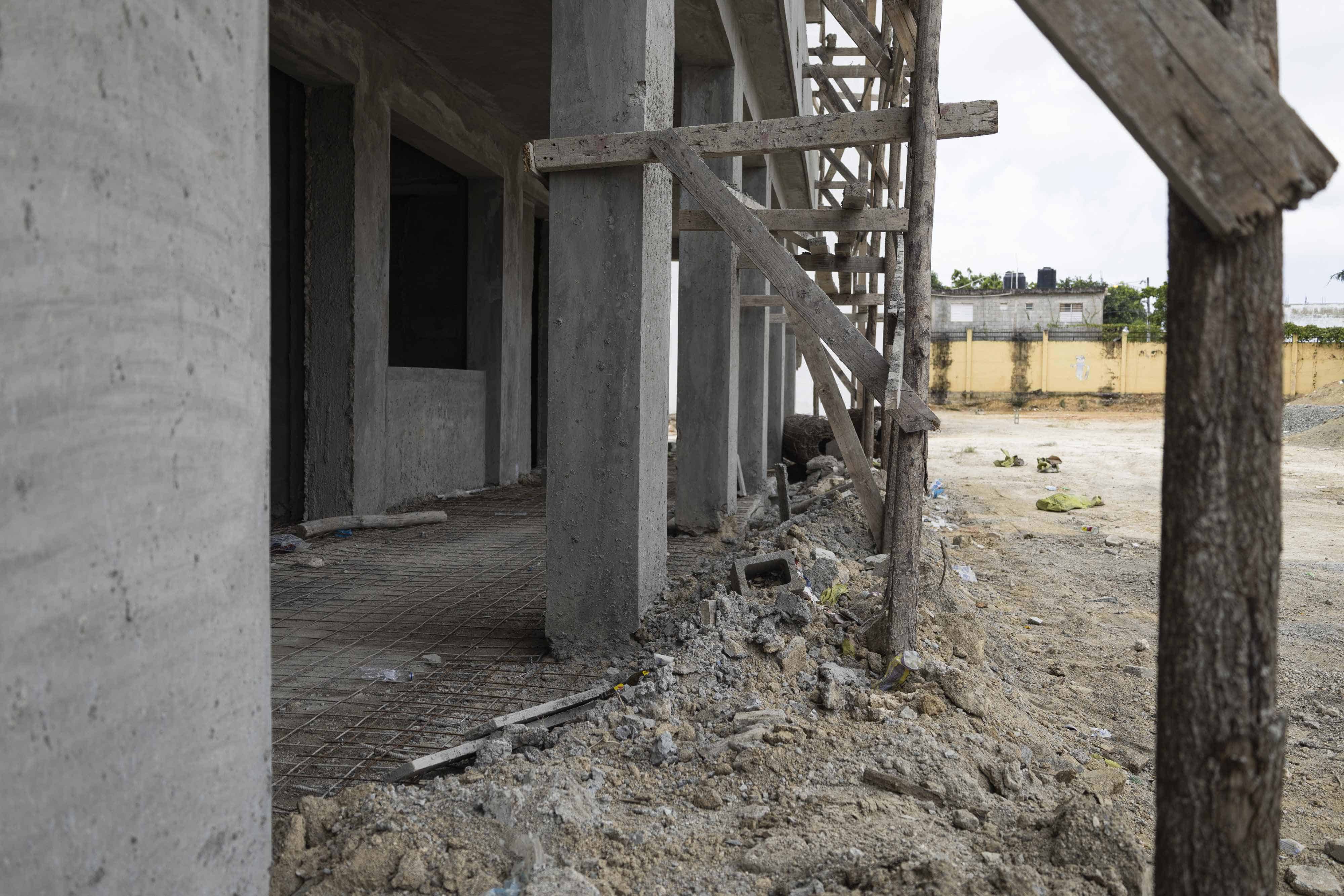 Escuela Fray Ramón Pané aún en construcción. 