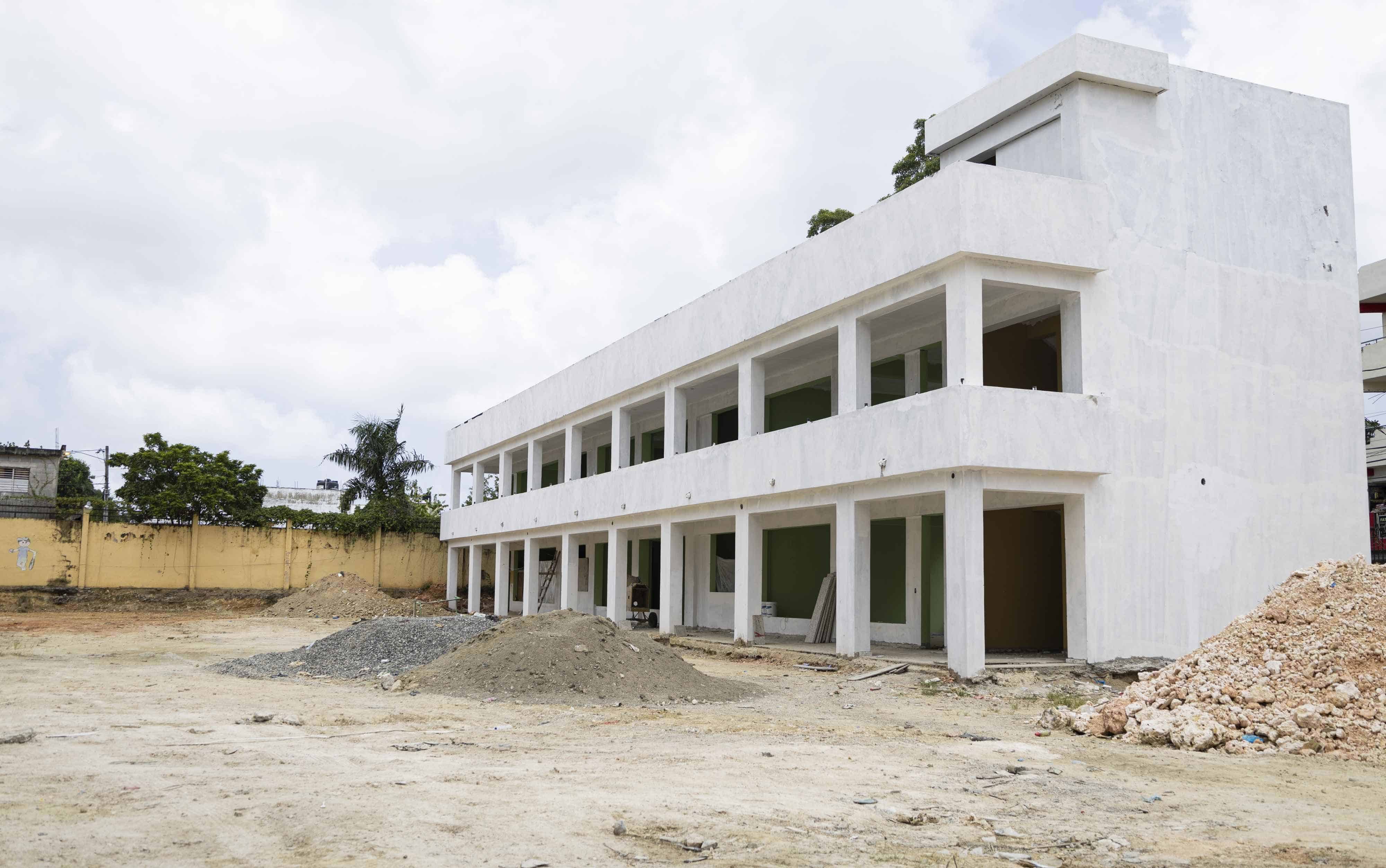 Escuela Fray Ramón Pané aún en construcción. <br>