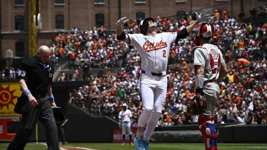 Orioles pegan cuatro jonrones ante Wheeler y vencen 8-3 a Filis para ganar 2 de 3 juegos en la serie