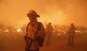 Avance de incendio al norte de Los &Aacute;ngeles provoca la evacuaci&oacute;n de 1,200 personas