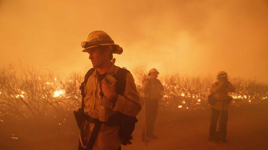 Avance de incendio al norte de Los Ángeles provoca la evacuación de 1,200 personas