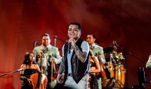 Christian Nodal ovacionado en el Estadio Quisqueya