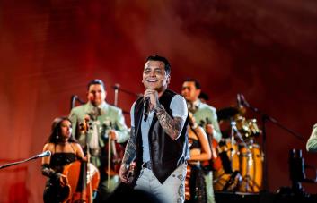Christian Nodal ovacionado en el Estadio Quisqueya
