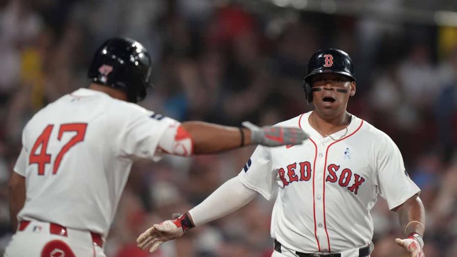 Kelly escapa ante bases llenas; Medias Rojas baten récord con 9 bases robadas y ganan 9-3 a Yankees