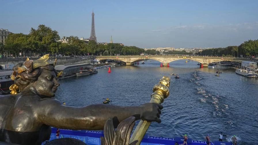 Barcos navegan por el Sena como ensayo para la ceremonia de apertura de París 2024