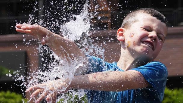 Prevén tiempo extremo en EEUU con calor en el suroeste, lluvia en el Golfo y nieve en las Rocosas