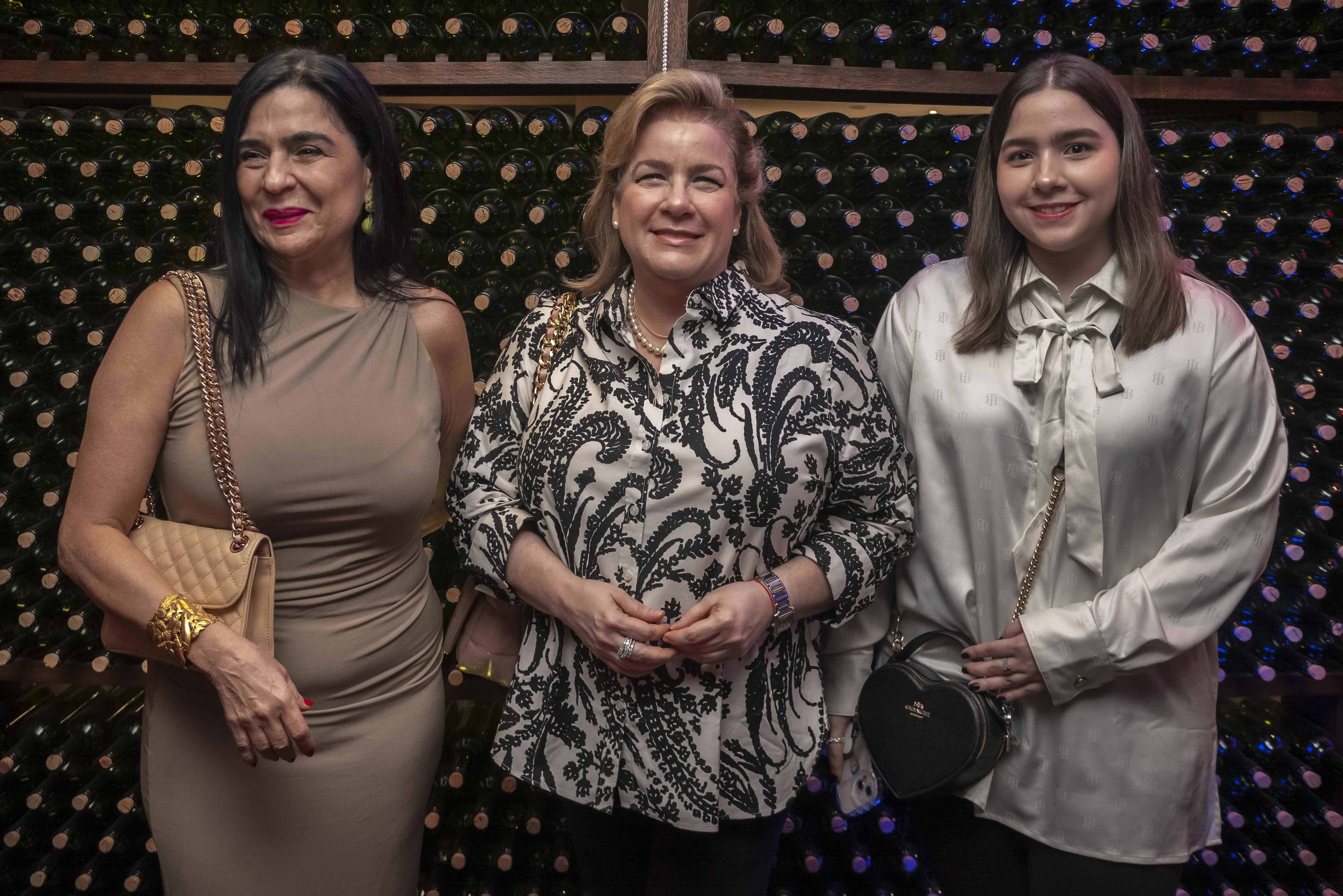 Miriam Calzada, María Carmen Dorca de Calzada y Carla Calzada.