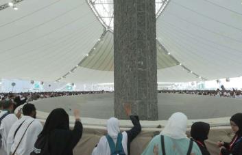 Fieles musulmanes realizan el último gran ritual del peregrinaje del hach en Arabia Saudita