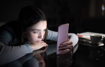 Redes sociales deberían traer advertencias como el tabaco, afirma responsable sanitario de EEUU