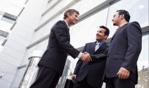 Salarios de ejecutivos aumentan en EEUU con la bendición de accionistas