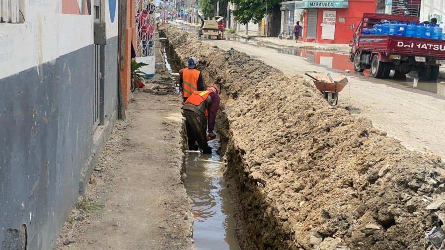 Ciudadanos de San Pedro de Macorís exigen aceleración en proyecto que los mantiene sin agua potable