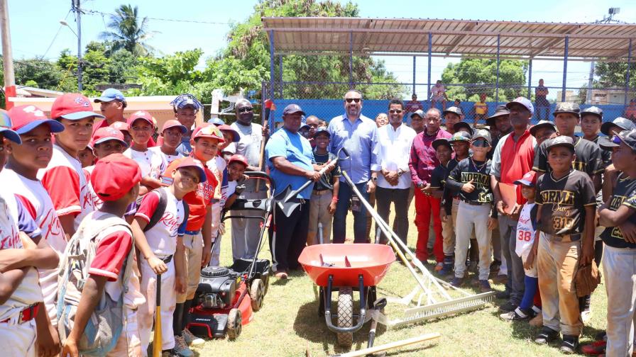 Los New York Yankees y el INEFI entregan equipos de mantenimiento al play La Zafra