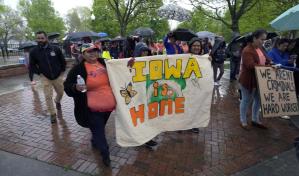 Juez bloquea temporalmente ley de Iowa que permite acusar a personas que enfrentan deportación