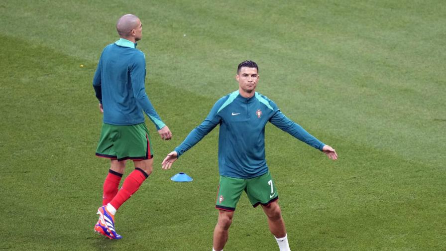 Cristiano Ronaldo, titular y capitán con Portugal. Primero jugador con seis Eurocopas