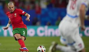 Pepe fija récord como el jugador más veterano en una Euro. El zaguero portugués tiene 41 años