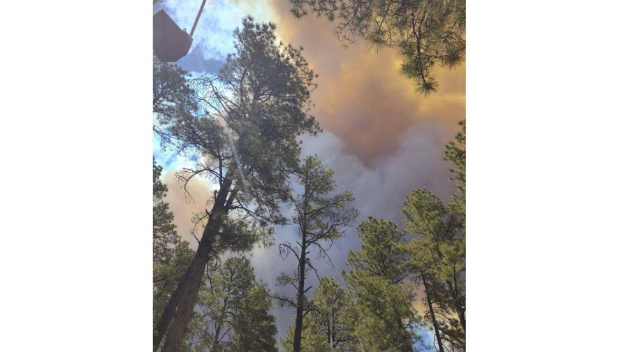 Residentes huyen de poblado de Nuevo México por fuertes incendios forestales